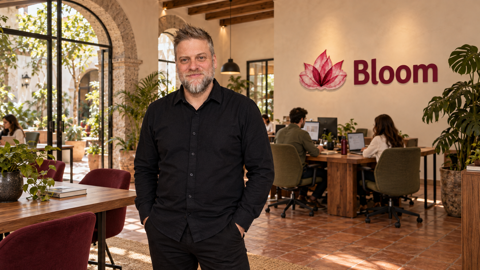 Carlos Matiella (Fric Martínez) de pie en la oficina de Bloom
